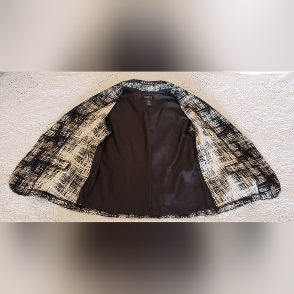 SOHO Apparel Ltd. B&W Blazer - Picture 3 of 10